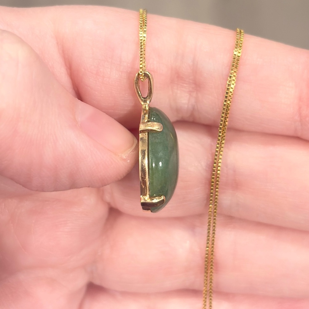 Vintage 14K Gold Jadeite Necklace - Elegant Oval Cabochon Pendant - Picture 9 of 14